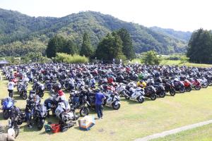 多くのバイクが並んでいる様子