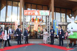 オープニングイベントでくす玉を割る関係者ら