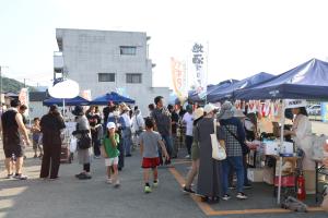 屋台が並び、多くの人でにぎわう会場
