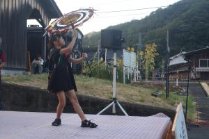 しゃんしゃん傘踊り検定1級の腕前を持つ小学生による傘踊り