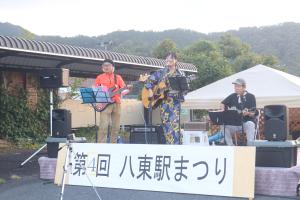 マーブルトラベリングアコースティックバンドによる演奏