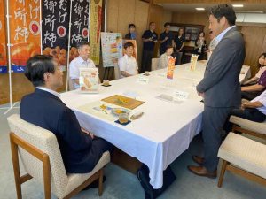 鳥取県知事に報告する矢部町長