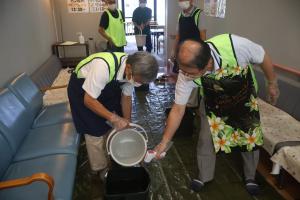 足湯の準備をする人権擁護委員