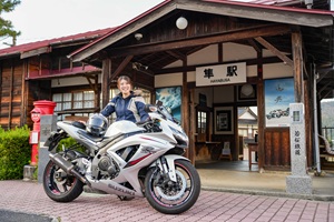 隼駅でバイクと記念撮影している写真