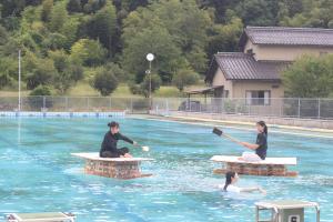 いかだを漕ぐ学生たち