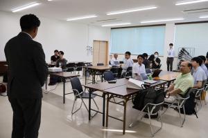 参加者の前であいさつをする矢部町長