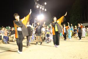 八頭町音頭を踊る来場者ら