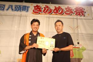 大抽選会で1等が当選した方と矢部町長の記念写真