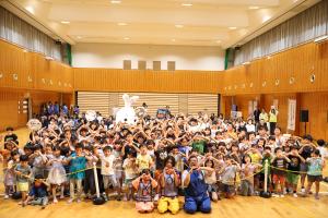 出演者と来場者の記念写真
