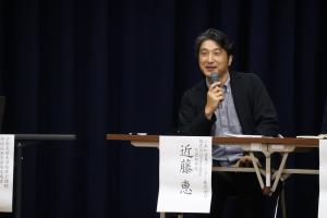 トークセッションで自身の思いを語る近藤さん