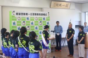 感謝のメッセージを伝える八東小学校自転車クラブのメンバー