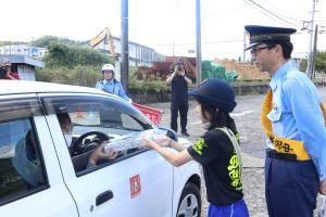 ドライバーにチラシを渡して交通安全を呼びかける八東小学校自転車クラブのメンバー