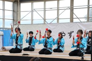 淀江銭太鼓を披露する「淀江のリブ・よどえ」のメンバー