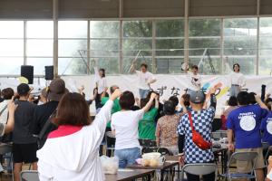 「HANDSIGN」と一緒に踊る来場者