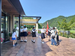 大江ノ郷自然牧場で啓発活動を行う八頭高校生①