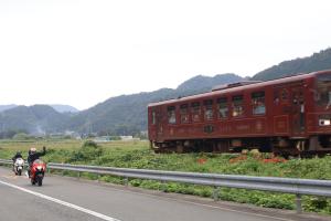 参加者が乗る列車に手を振る隼ライダー