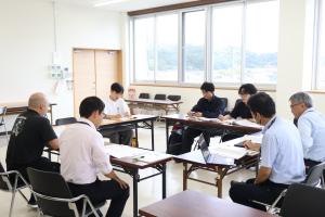 八頭町役場で説明を受ける鳥取大学の学生たち