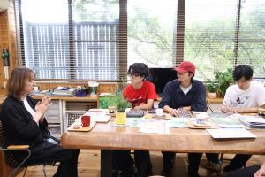 遠藤農園の小山社長から竹林公園の取り組みについての話を聞く学生