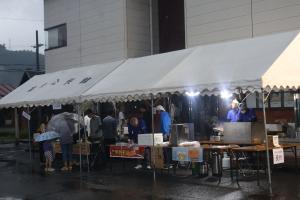 屋台で買い物をする来場者