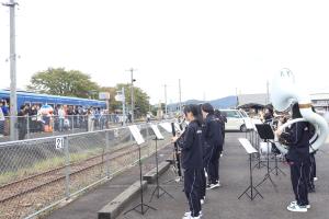 八頭高校吹奏楽部「YAZU STORKS」の演奏を聴く乗客たち