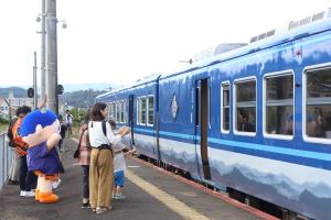 観光列車「あめつち」に手を振る地域の人たち