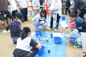魚釣りゲームを楽しむ来場者