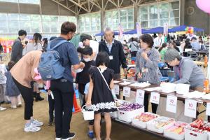 ミニゲームでためたポイントでお菓子を交換する来場者