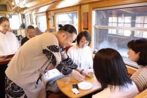 お茶を提供する「URUWASHI JAPANESETEA」の店主