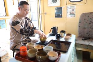 列車の中で抹茶をたてる「URUWASHI JAPANESETEA」の店主