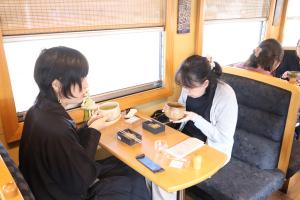 本わらび餅と抹茶を味わう参加者