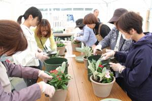 寄せ植え体験をする来場者