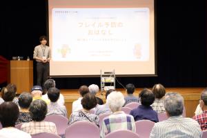 作業療法士の話を聴く参加者