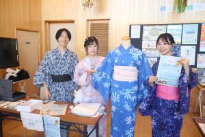 浴衣レンタル＆着付けコーナーの受付をする学生たち