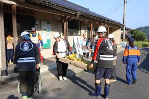 要配慮者の避難誘導を行う自警団