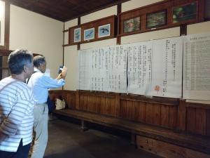 駅舎に掲示された作品を見に来る来場者