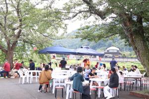 会場で飲食を楽しむ来場者