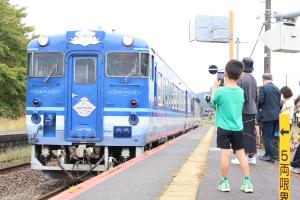 観光列車「あめつち」の到着を待つ沿線住民