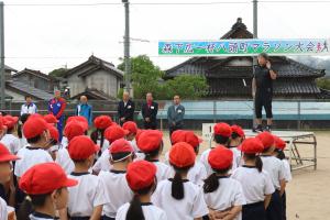 開会式であいさつをする森下広一さん