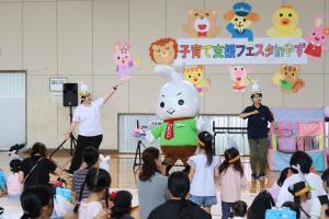 やずぴょんダンスを踊るやずぴょんと子どもたち