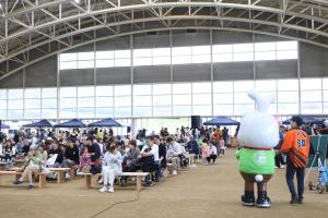 多くの人でにぎわう会場