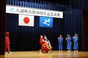 澤神社麒麟獅子舞が舞を披露する様子