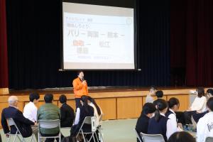 地名しりとりでアイスブレイクをする様子