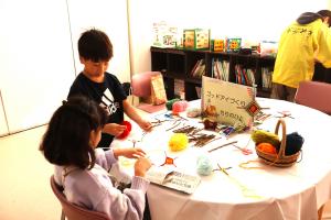 ゴッドアイづくりを体験する子ども