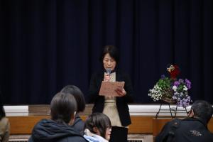 あいさつをするこども食堂「ふなっこ」の森下代表