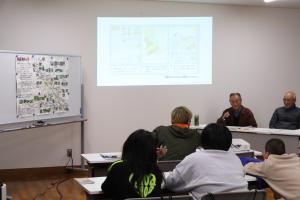 安藤井手に関する説明を聴く参加者