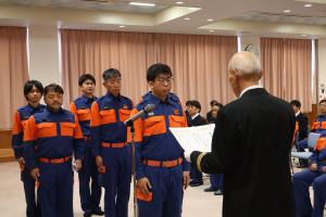 表彰状を受け取る団員