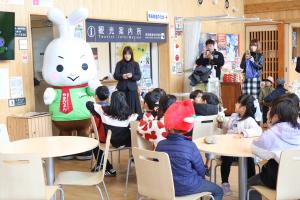 やずぴょんの登場に喜ぶ子どもたち