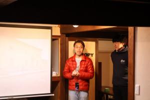 撮影の裏話を披露する代表の西川さん