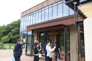 大江ノ郷ヴィレッジを視察する参加者