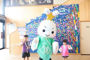 やずぴょんと記念撮影をする子どもたち
